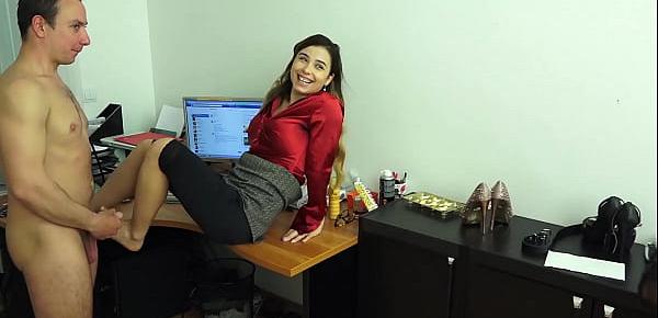  DOMINANT OFFICE GIRLS MAKE THEIR COLLEAGUE HUMBLE CUCKOLD BITCH!